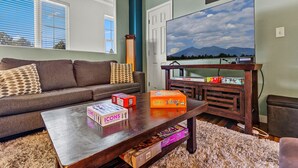 Ein Wohnzimmer mit Sofa, Couchtisch und TV-Schrank.