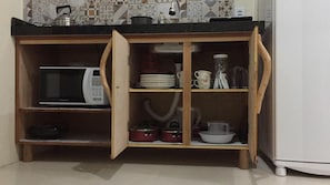 Fridge, microwave, stovetop, electric kettle - Residencial Berê - Kitnet 5 (Enseada da Pinheira)