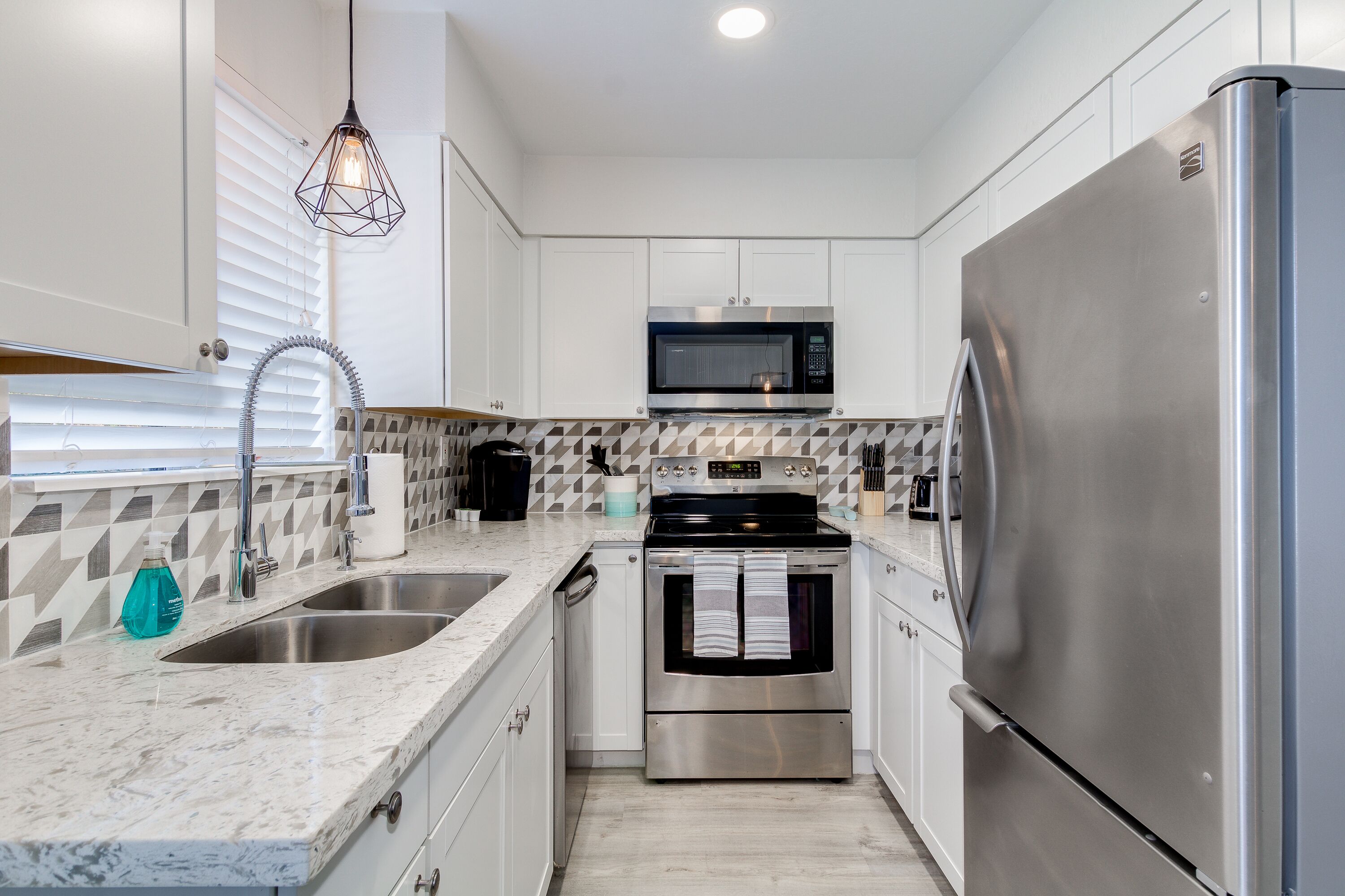 Réfrigérateur, micro-ondes, four, plaque de cuisson