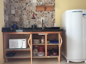 Fridge, microwave, stovetop, electric kettle - Residencial Berê - Kitnet 6 (Enseada da Pinheira)