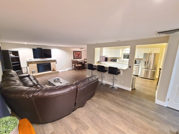 Smart TV, fireplace, books - Front Range View, 7 Mins to Downtown (Colorado Springs)