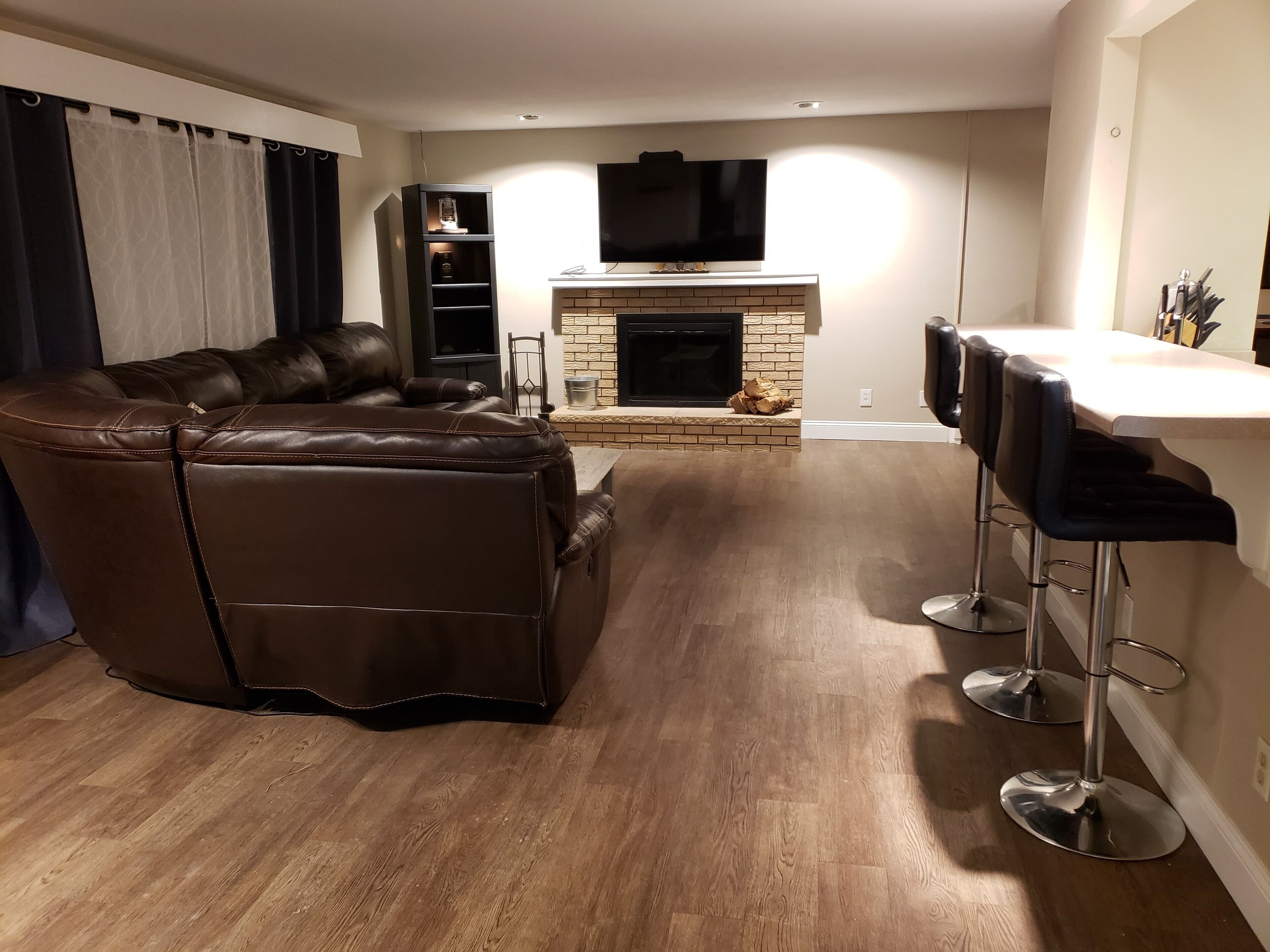 智能电视、壁炉、书