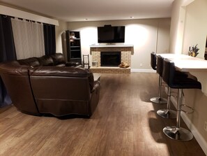 Smart TV, fireplace, books - Front Range View, 7 Mins to Downtown (Colorado Springs)