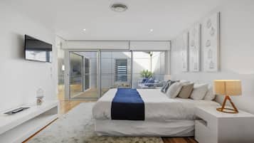 4 bedrooms, iron/ironing board, free WiFi, bed sheets
