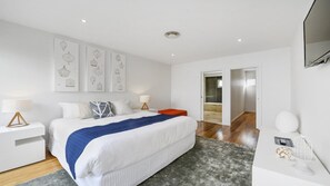 4 slaapkamers, een strijkplank/strijkijzer, gratis wifi, beddengoed