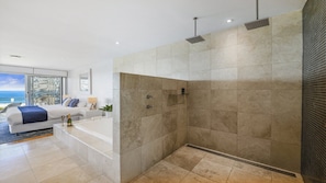Badewanne, Regendusche, kostenlose Toilettenartikel, Haartrockner