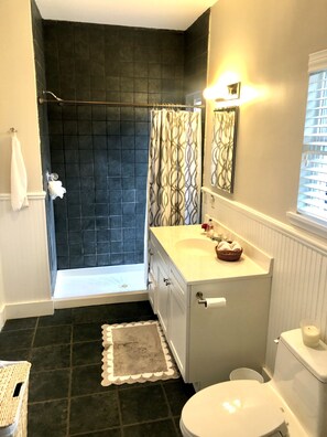 Combined shower/tub, towels