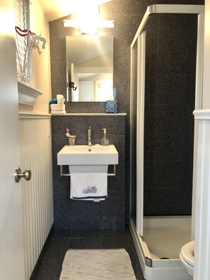 Combined shower/bathtub, towels