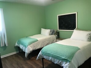 2 quartos, ferros/tábuas de passar roupa, Wi-Fi, roupa de cama