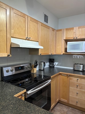 Køleskab, mikrobølgeovn, ovn, kogeplade