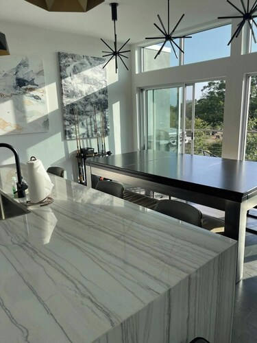Luxury Penthouse 2 Blocks | Near UT Stadium