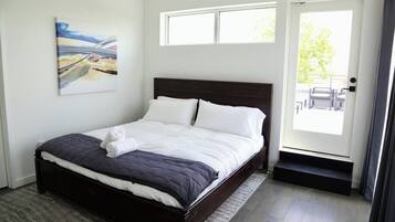 2 bedrooms, desk, iron/ironing board, travel crib