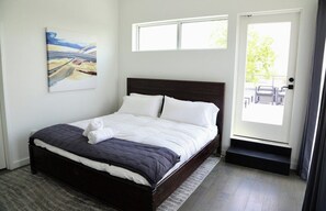 2 bedrooms, desk, iron/ironing board, travel crib - Luxury Penthouse 2 Blocks | Near UT Stadium (Austin)