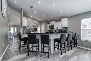 Full-sized fridge, microwave, oven, stovetop