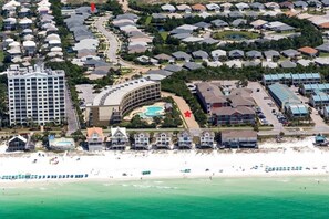 Playa en los alrededores y camastros 