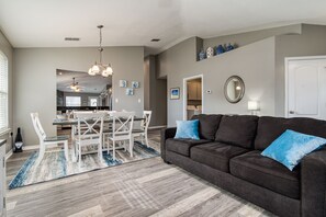 Smart TV, chimenea, reproductor de DVD y estéreo 