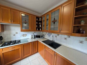 Kylskåp, mikrovågsugn, spishäll och diskmaskin