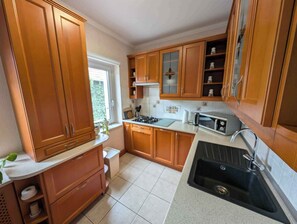 Frigorifero, microonde, piano cottura, lavastoviglie