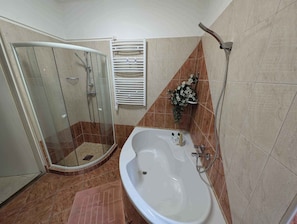 Shower - Holiday apartment in a quiet location, with modern and comfortable furnishings and air conditioning (Tihany)