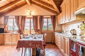 Jääkaappi, uuni, liesi, astianpesukone