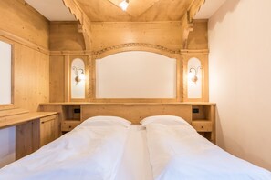 3 slaapkamers, een strijkplank/strijkijzer, gratis wifi, beddengoed