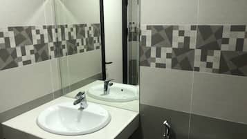 Badkamer met wastafel