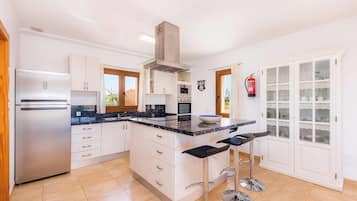 Køleskab, mikrobølgeovn, ovn, kogeplade