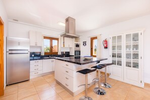 Fridge, microwave, oven, stovetop - Beautiful Finca "Sa Xorca" with pool, Air Conditioning and Wi-Fi (Santanyí)