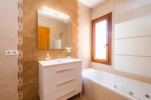 Baignoire, sèche-cheveux, serviettes fournies