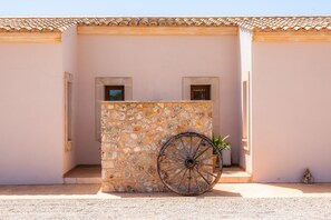 Property grounds - Beautiful Finca "Sa Xorca" with pool, Air Conditioning and Wi-Fi (Santanyí)