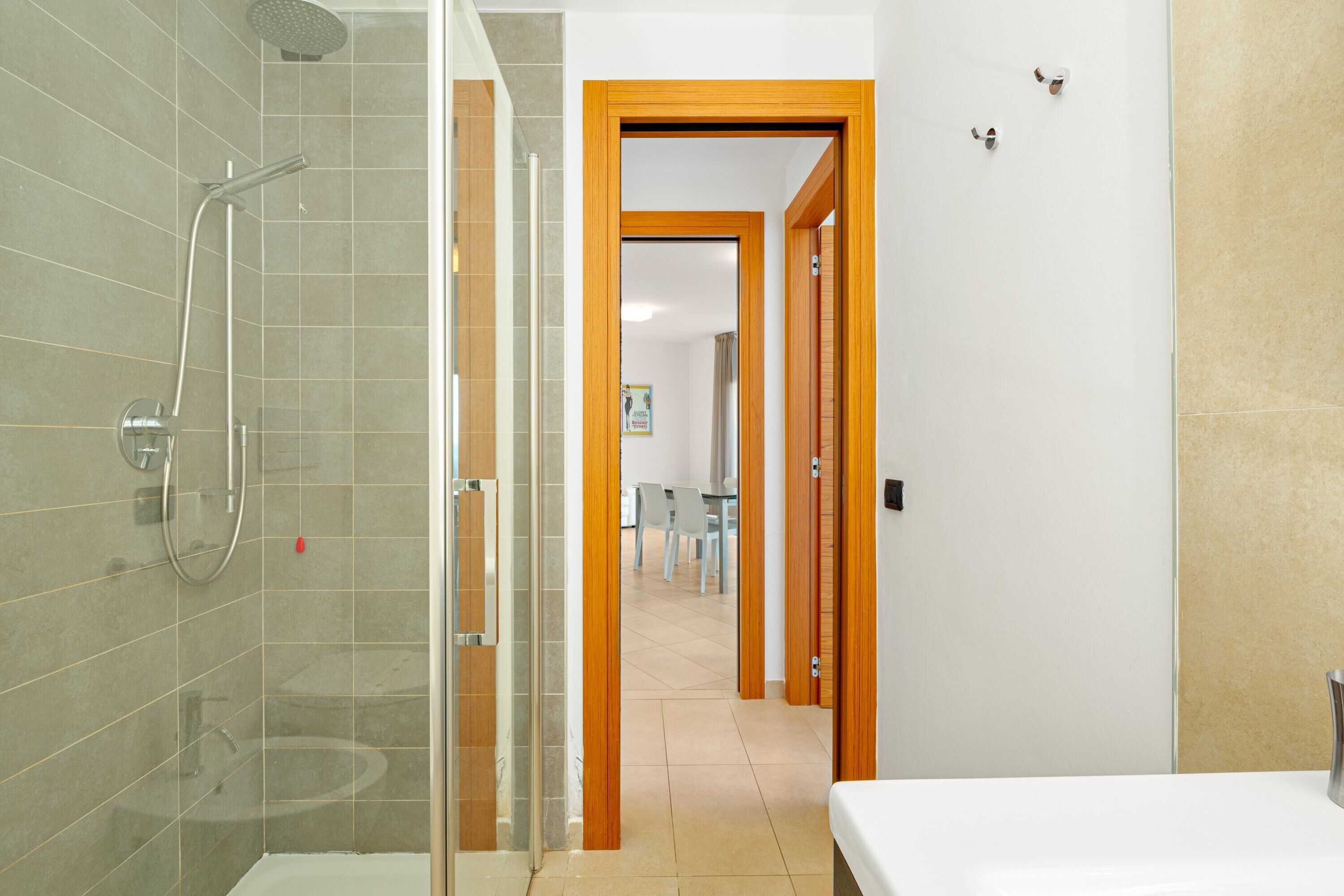 Un baño con ducha, lavabo e inodoro.
