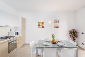 Frigorífico, horno, placa de cocina y lavavajillas