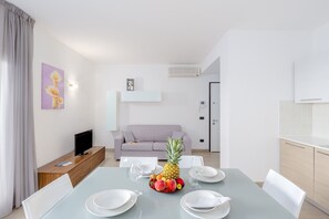 Dining - Bright Apartment "Villa Marconi 4" with Sea view, Private Terrace & Garden (Golfo Aranci)