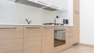 Frigorifero, forno, piano cottura, lavastoviglie