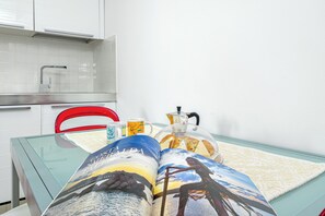 Een koelkast, een oven, een kookplaat, een vaatwasser