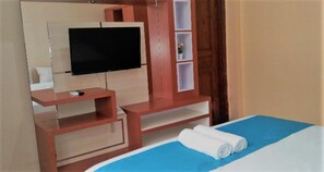 Desk, free WiFi, bed sheets - Residence Duksina 2 by SHM (Depok)