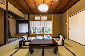 ตู้นิรภัยในห้องพัก, เตารีด/โต๊ะรีดผ้า, Wi-Fi ฟรี, ผ้าปูที่นอน