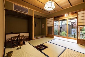 Cofres nos quartos, ferros/tábuas de passar roupa, Wi-Fi de cortesia