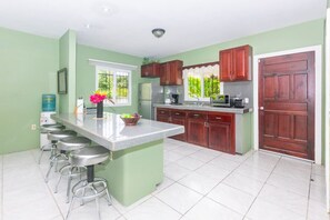 Een koelkast, een magnetron, een oven, een kookplaat