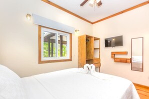 4 slaapkamers, een strijkplank/strijkijzer, gratis wifi, beddengoed