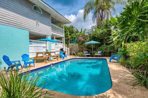 Een verwarmd zwembad