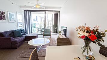 City-Apartment, 1 Queen-Bett, Nichtraucher, Stadtblick | Wohnbereich | 42-Zoll-Flachbildfernseher mit Digitalempfang, Smart-TV, Netflix