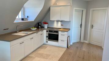 Kühlschrank, Mikrowelle, Ofen, Geschirrspüler