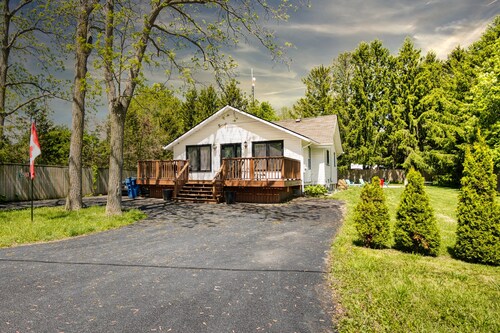 Iconic Red Victorian | 3BR Ridgetown Retreat
