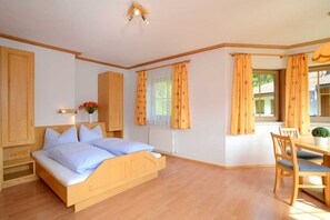 9 bedrooms, WiFi, bed sheets