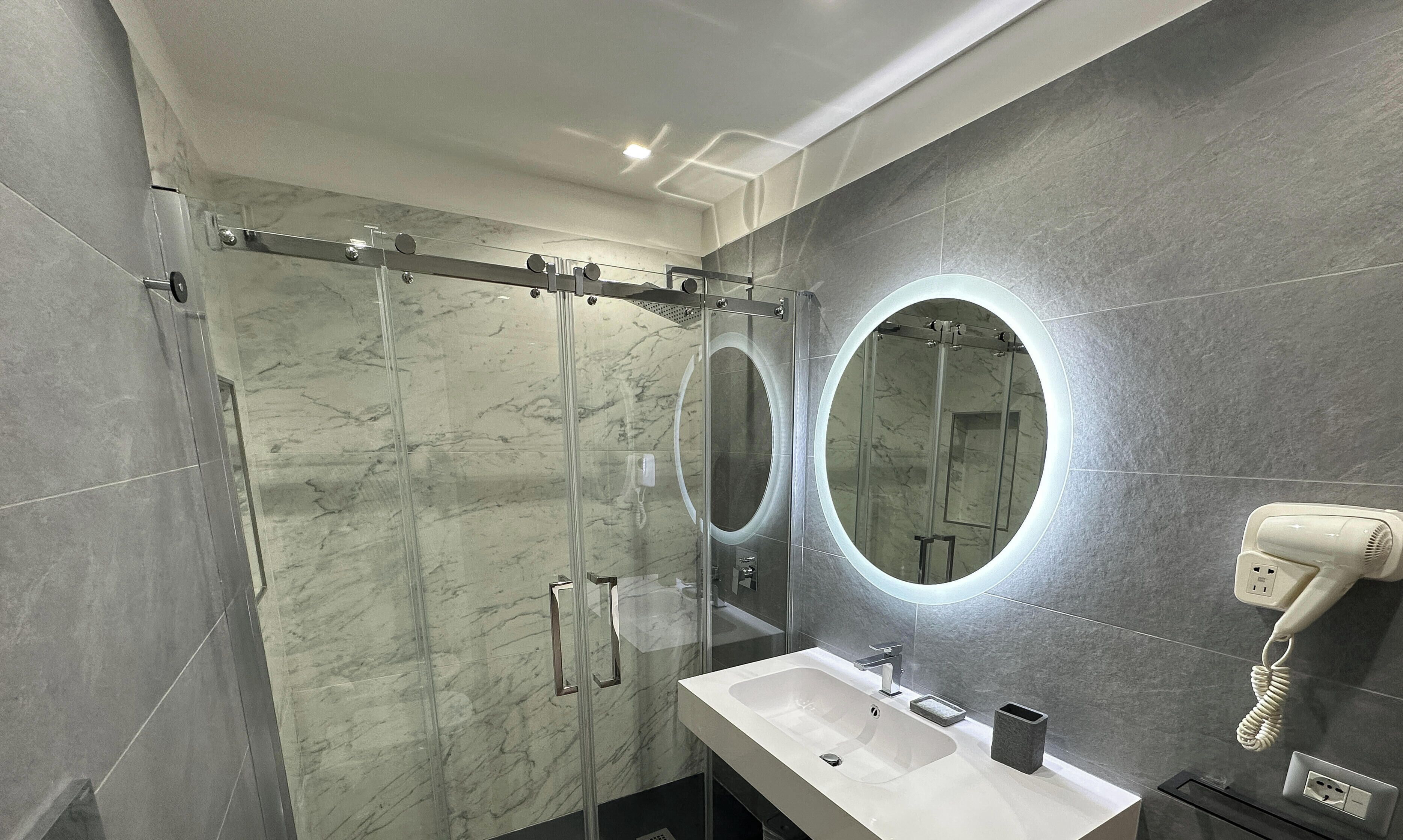 Deluxe-Doppelzimmer, Balkon | Badezimmer | Haartrockner, Handtücher