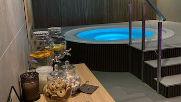 Sauna, hot tub, steam room