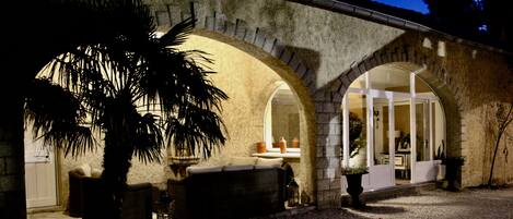 Majoituspaikan julkisivu illalla/yöllä