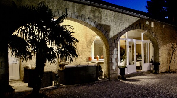 Front of property – evening/night - Le Clos Vitis - Chambres d'hôtes et gite (Violes)