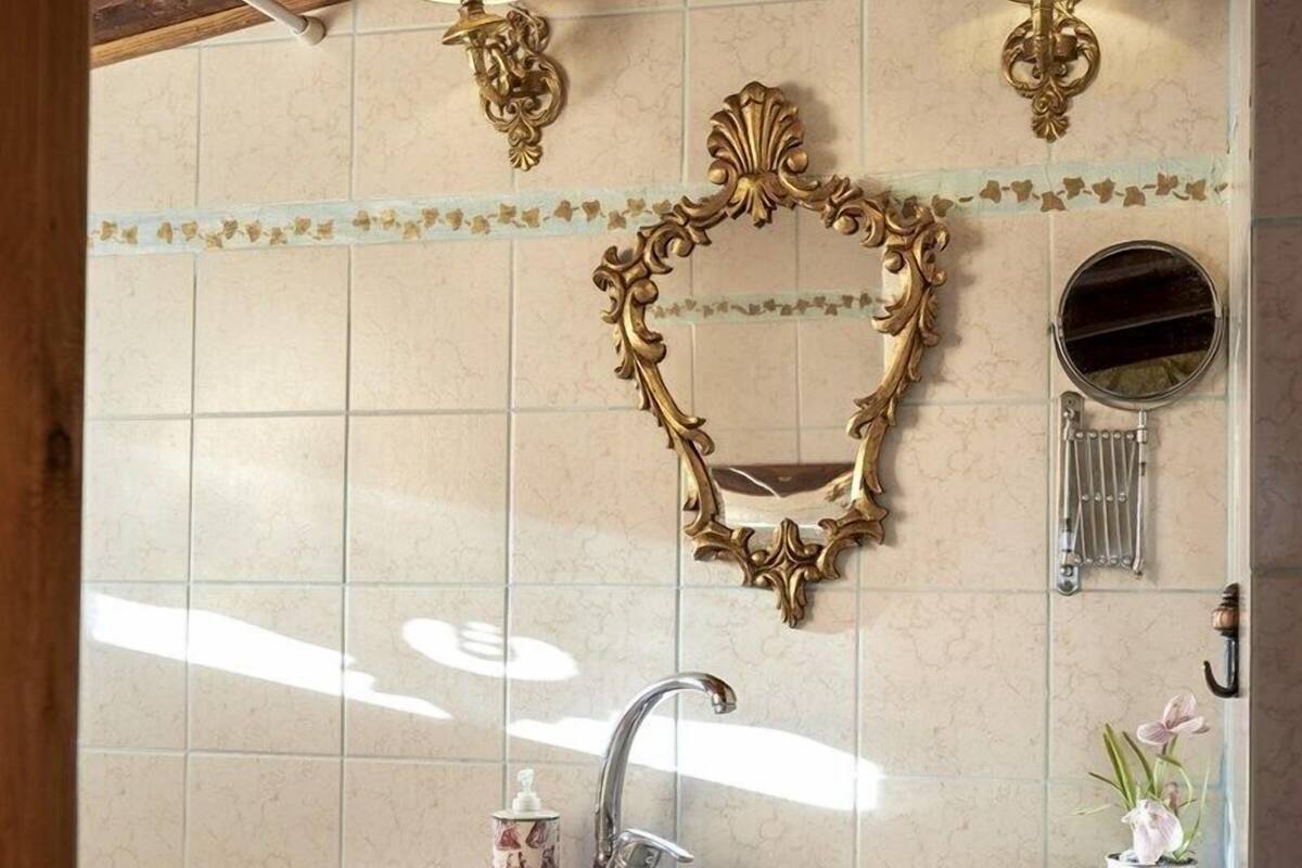 Badkamer met wastafel